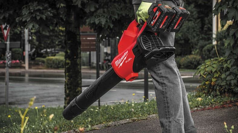 ARTICLE ZONE OUTILLAGE - Souffleur sans fil M18 F2BL Milwaukee : pour se débarrasser des feuilles mo
