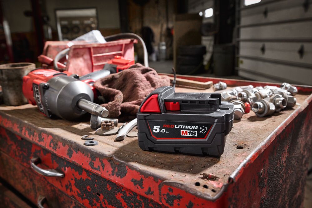 Article Zone Outillage - M18 B5-CR Milwaukee : une batterie résistante adaptée aux environnements de
