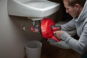 Milwaukee® Wprowadza najbardziej przenośne urządzenie do czyszczenia kanalizacji