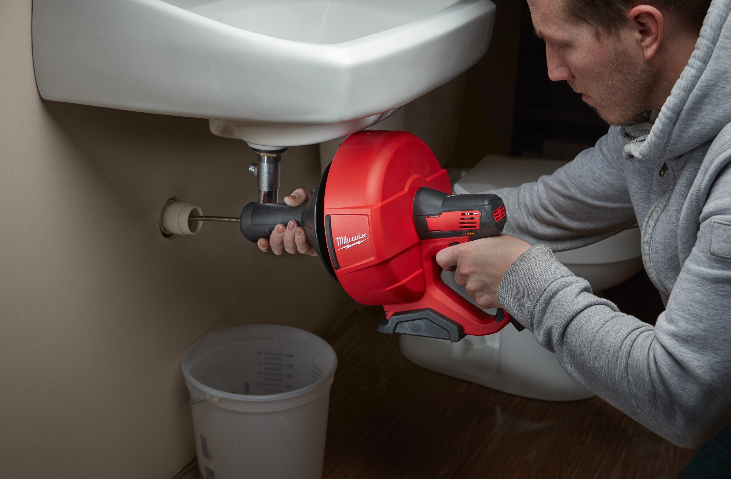 A Milwaukee® bevezeti az ipar leghordozhatóbb lefolyótisztító gépét.