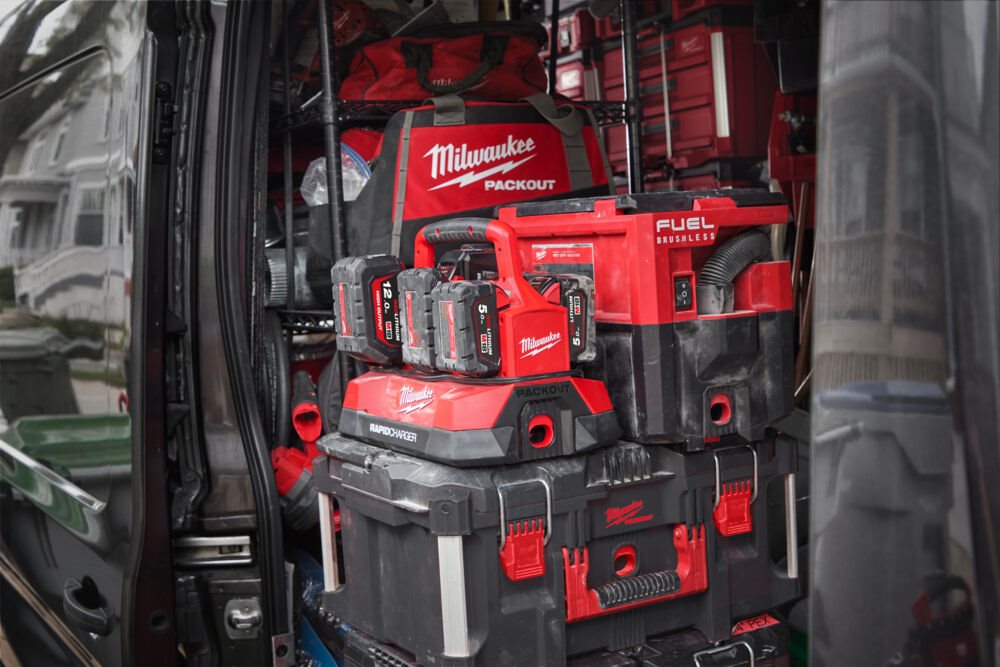 A MILWAUKEE® APRESENTA A NOVA SOLUÇÃO DE CARREGAMENTO DE BATERIAS M18™ COMPATÍVEL COM O SISTEMA DE A