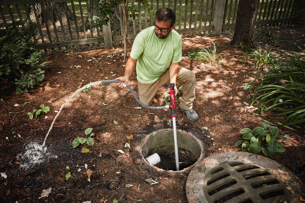 MILWAUKEE® elimina los problemas del bombeo de agua manual