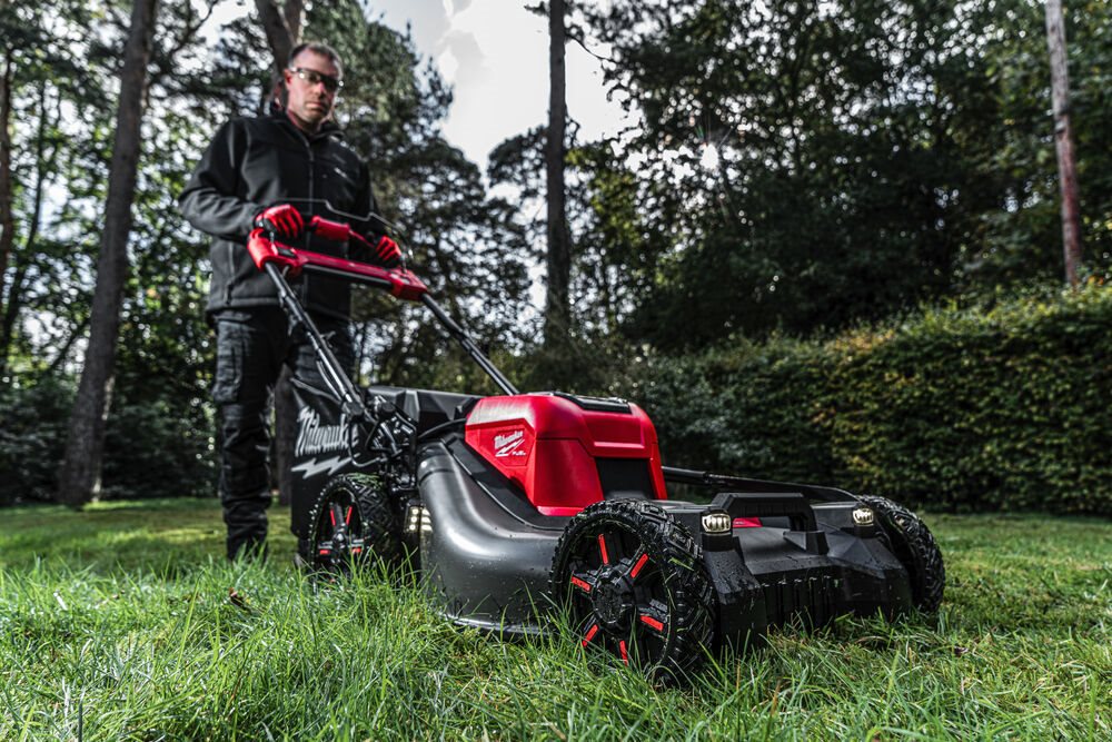 MILWAUKEE® presenta el esperado cortacésped M18 FUEL™ de 53cm