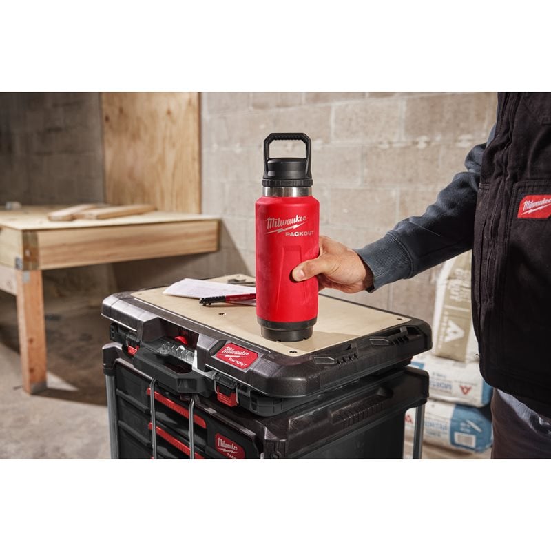 Milwaukee PACKOUT láhev 1065 ml s víčkem - červená