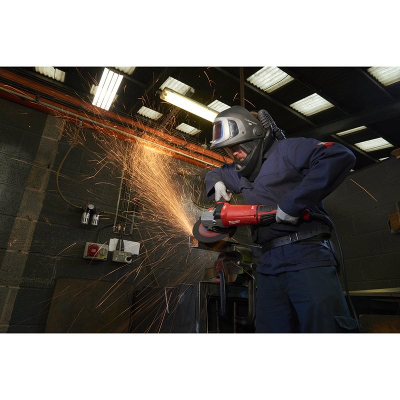 Milwaukee AGVKB24-230EKX2400 W úhlová bruska s brzdou, bezpečnostní spojkou a AVS