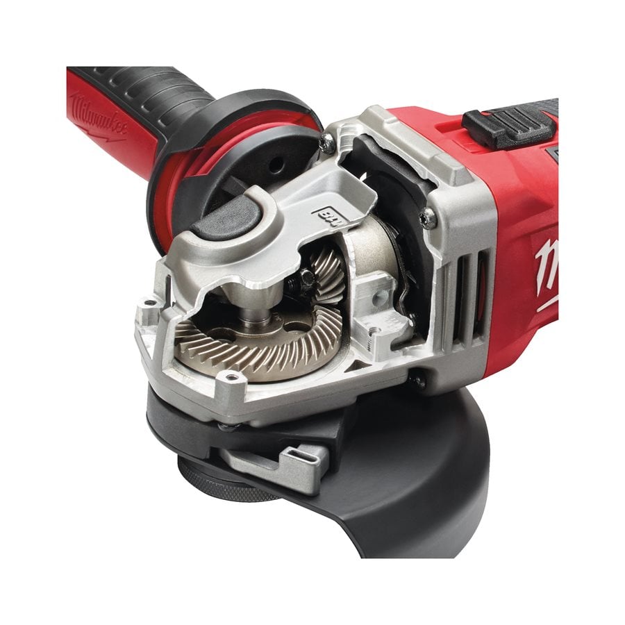 Milwaukee AGV 12-125 X pri delu