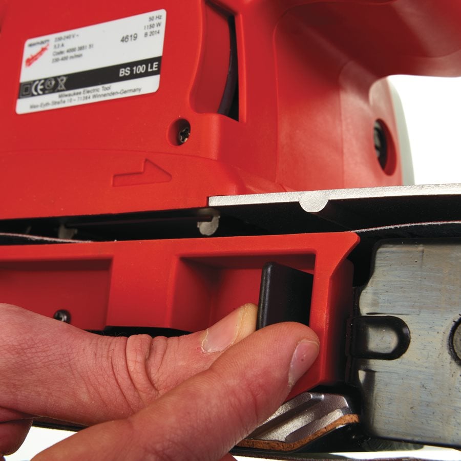 4″ (100 mm) tračni brusilnik Milwaukee