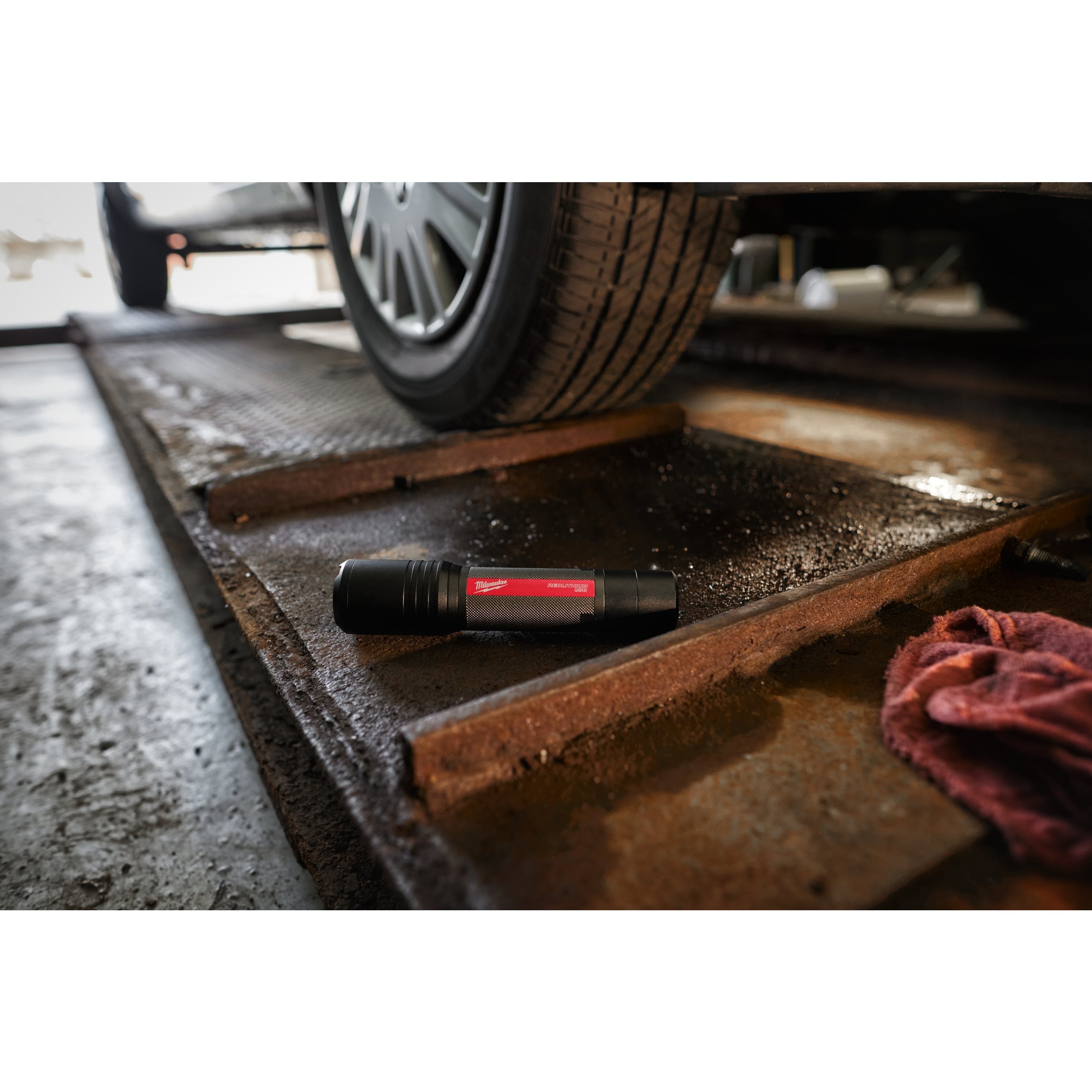 USB Rechargeable Flashlight 2000 lumens | Torches | Milwaukee Tool EU