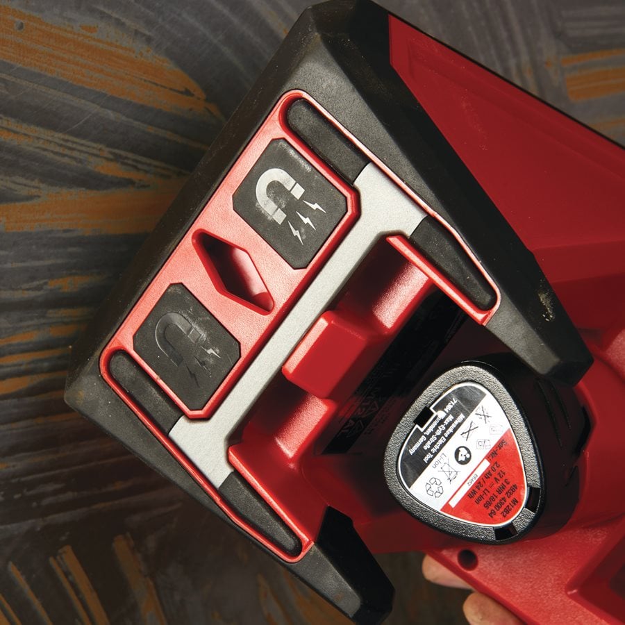 Milwaukee M12 AL-0 pri delu