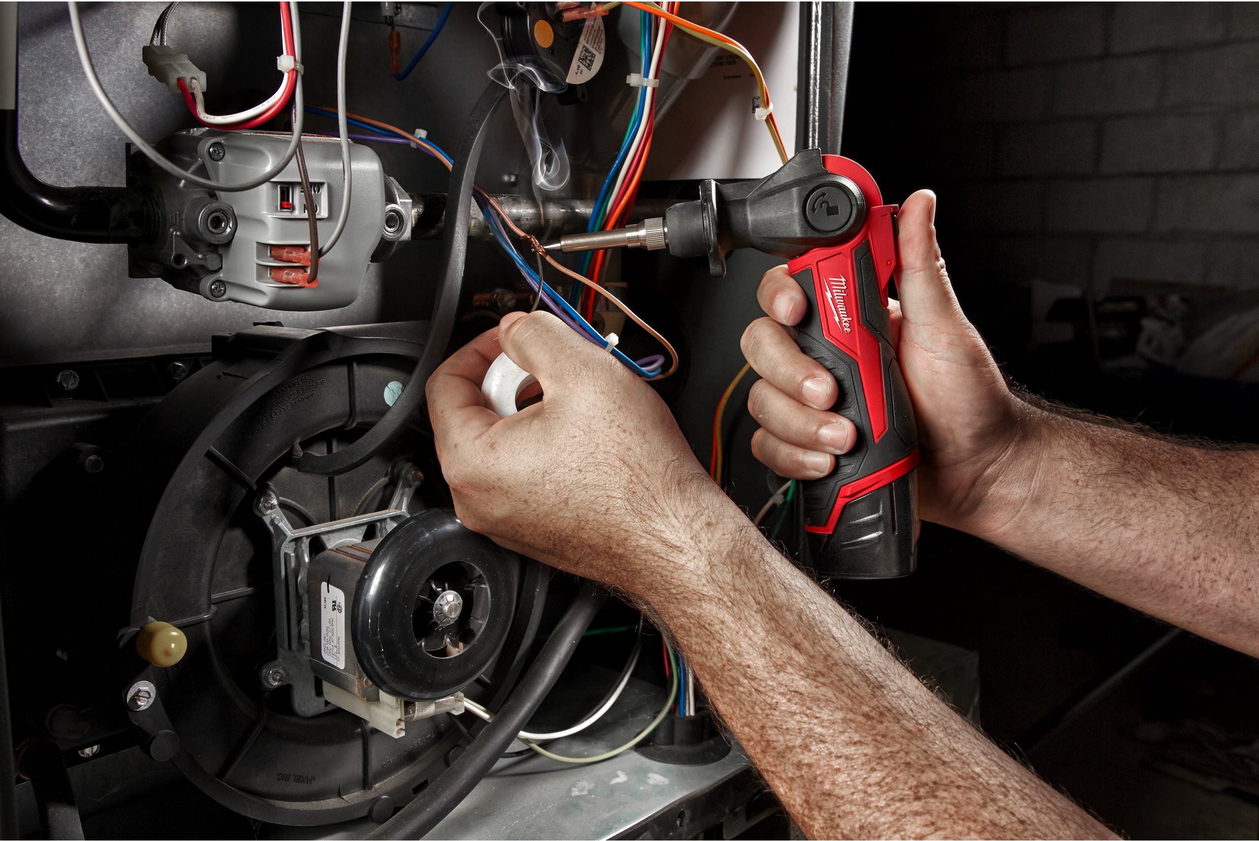 Milwaukee M12 SI — ujęcie aplikacyjne