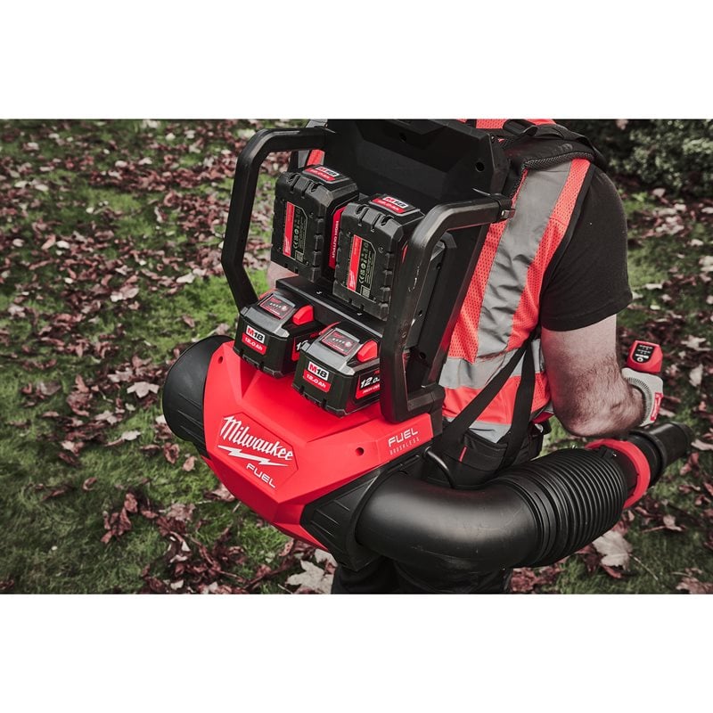 Milwaukee M18 F2BPB-124 zádový fukar na dva akumulátory