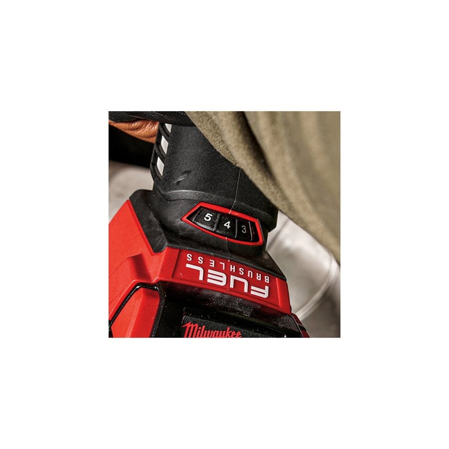 Milwaukee M18 FSAGV-125 XPDB-0X 125 milimetrski kotni brusilnik pri delu
