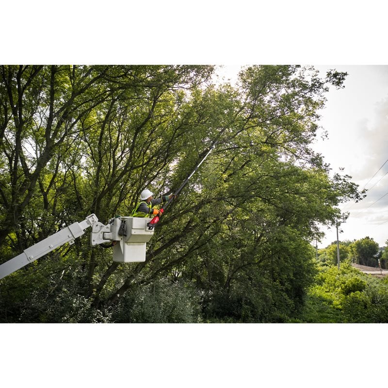 Milwaukee M18 FTPS30-121 teleskopická vyvětvovací pila 30 cm