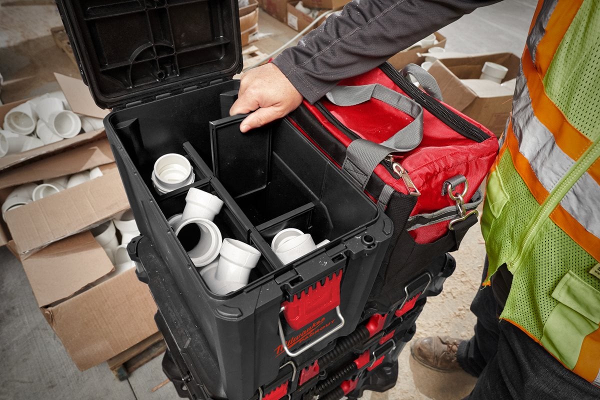 Milwaukee PACKOUT kovček Compact Tool Box pri delu