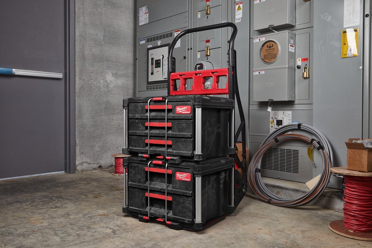 Milwaukee PACKOUT trodelni predalnik pri delu