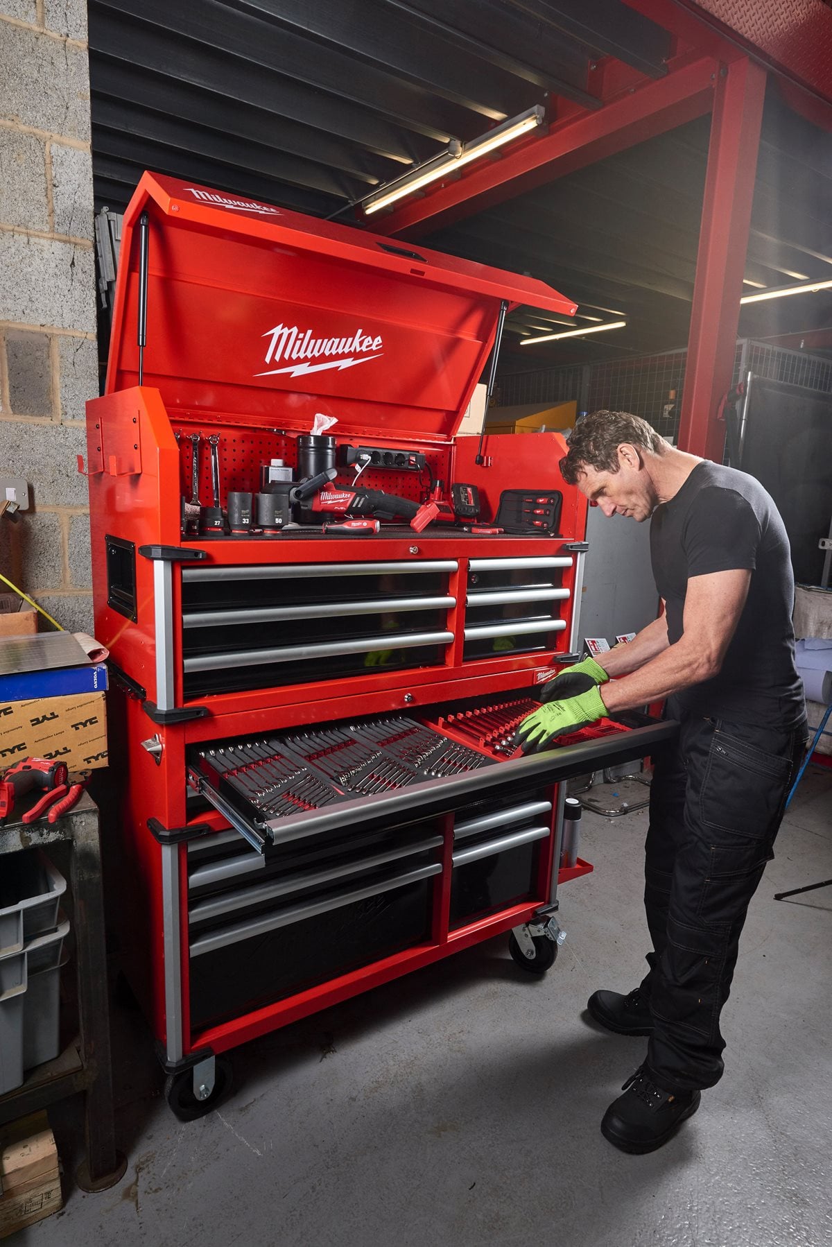 Milwaukee predalnik ZA orodje SRC46-1 117 CM NA kolesih pri delu
