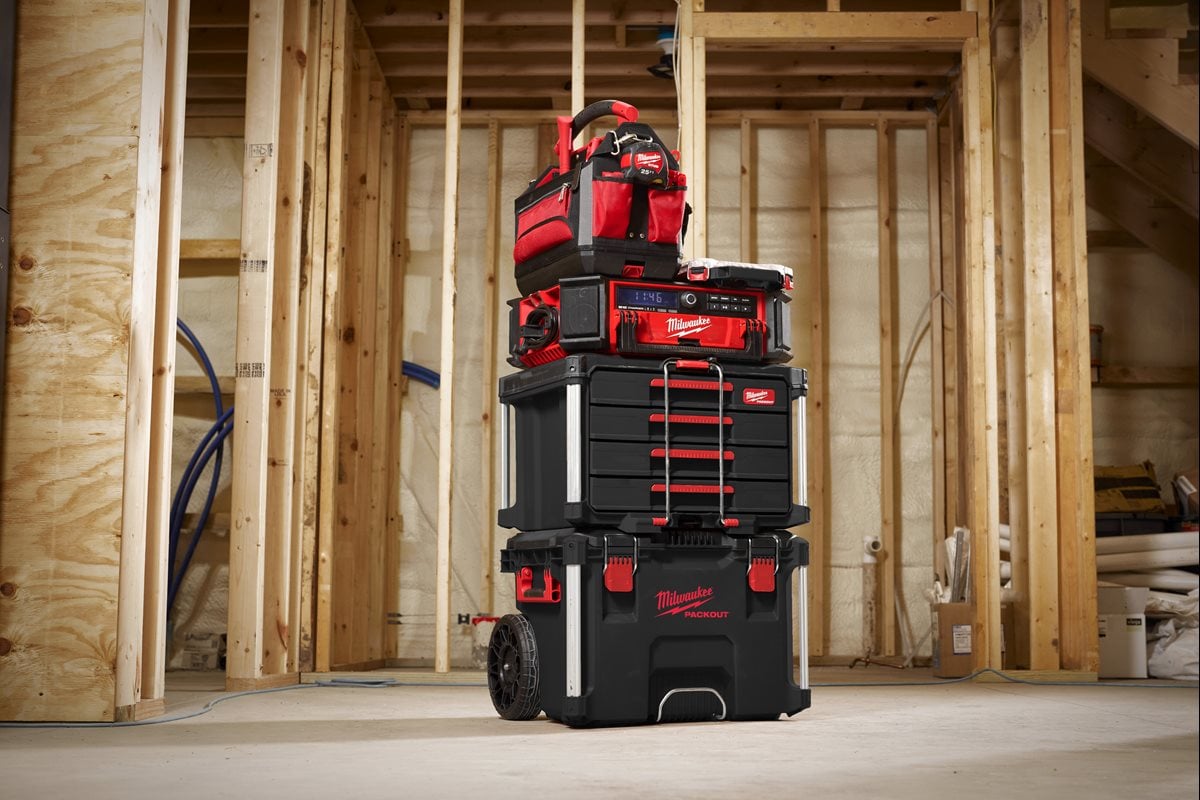 Milwaukee PACKOUT Štiridelni predalnik pri delu