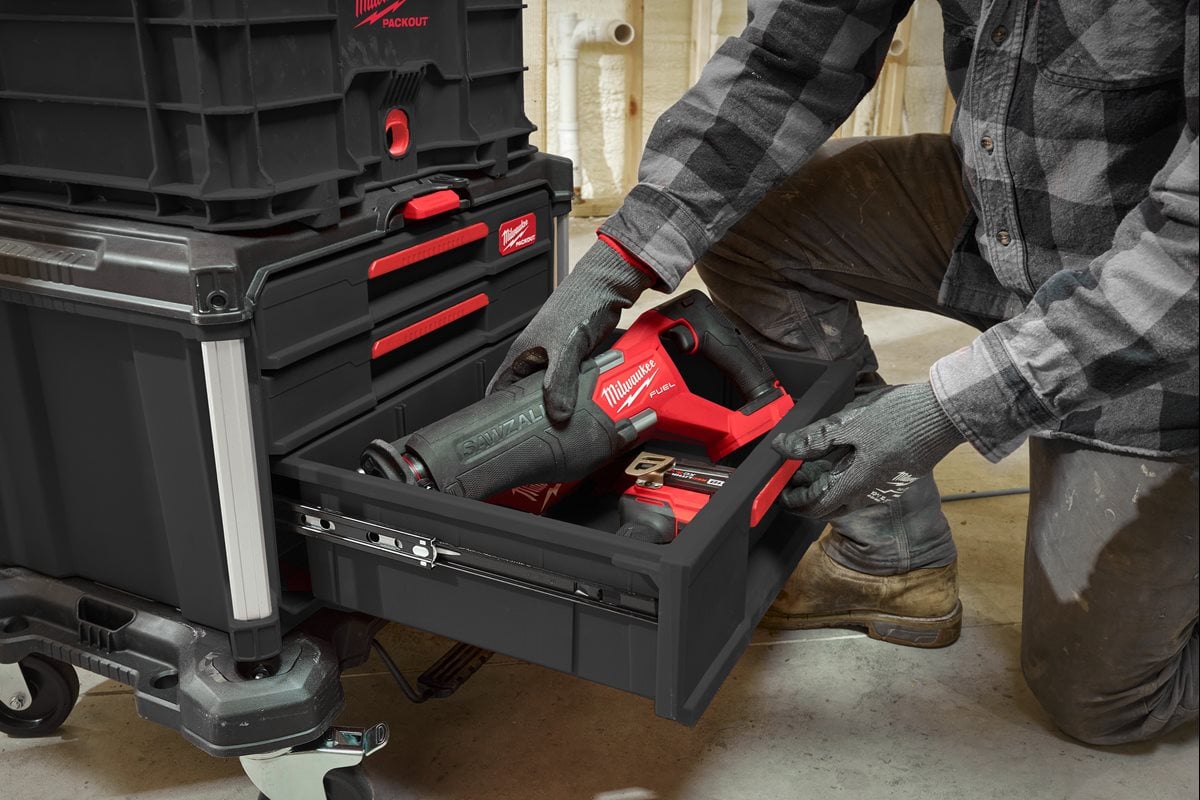 Milwaukee PACKOUT 2+1 predalnik pri delu