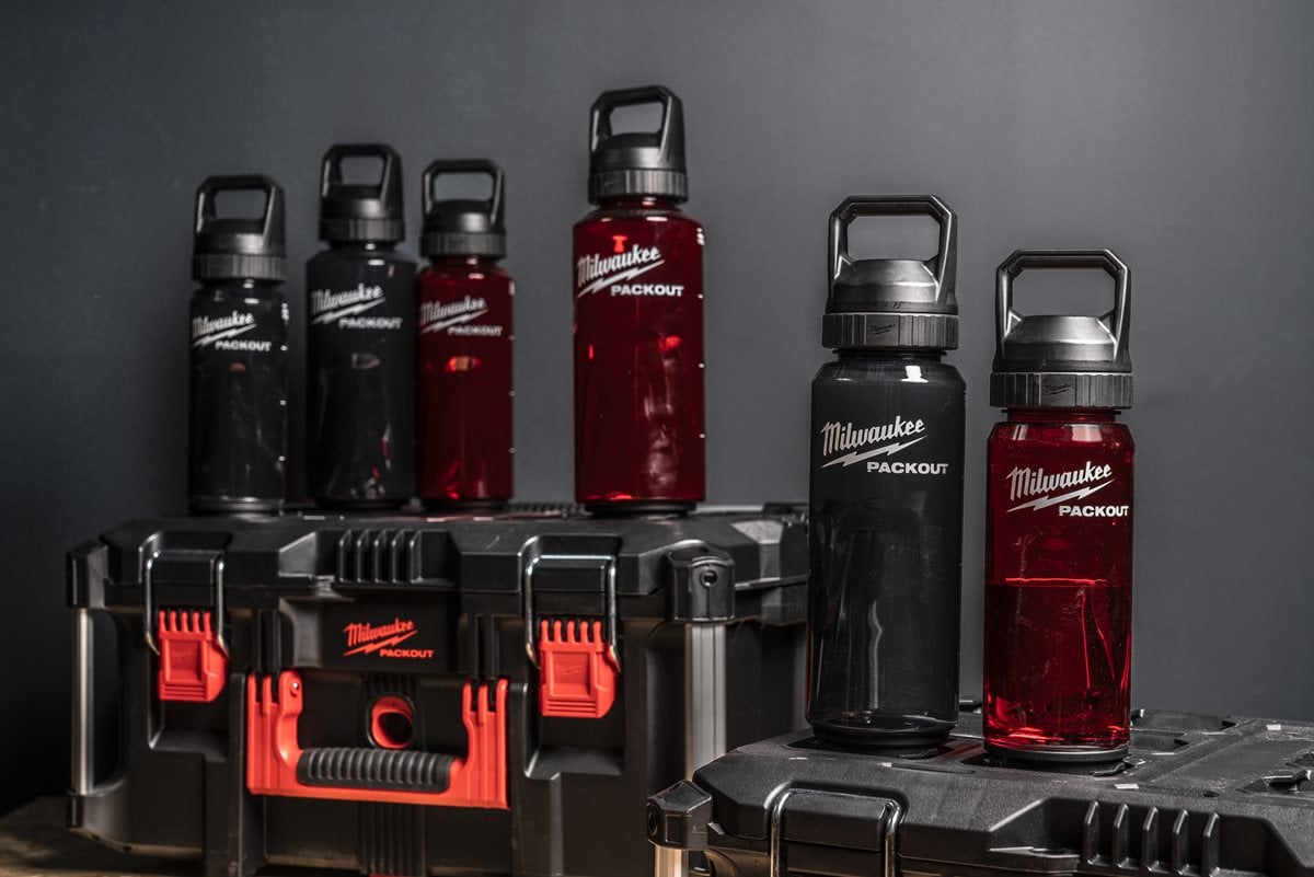 Milwaukee PACKOUT Steklenica 740ml Chug lid rdeča