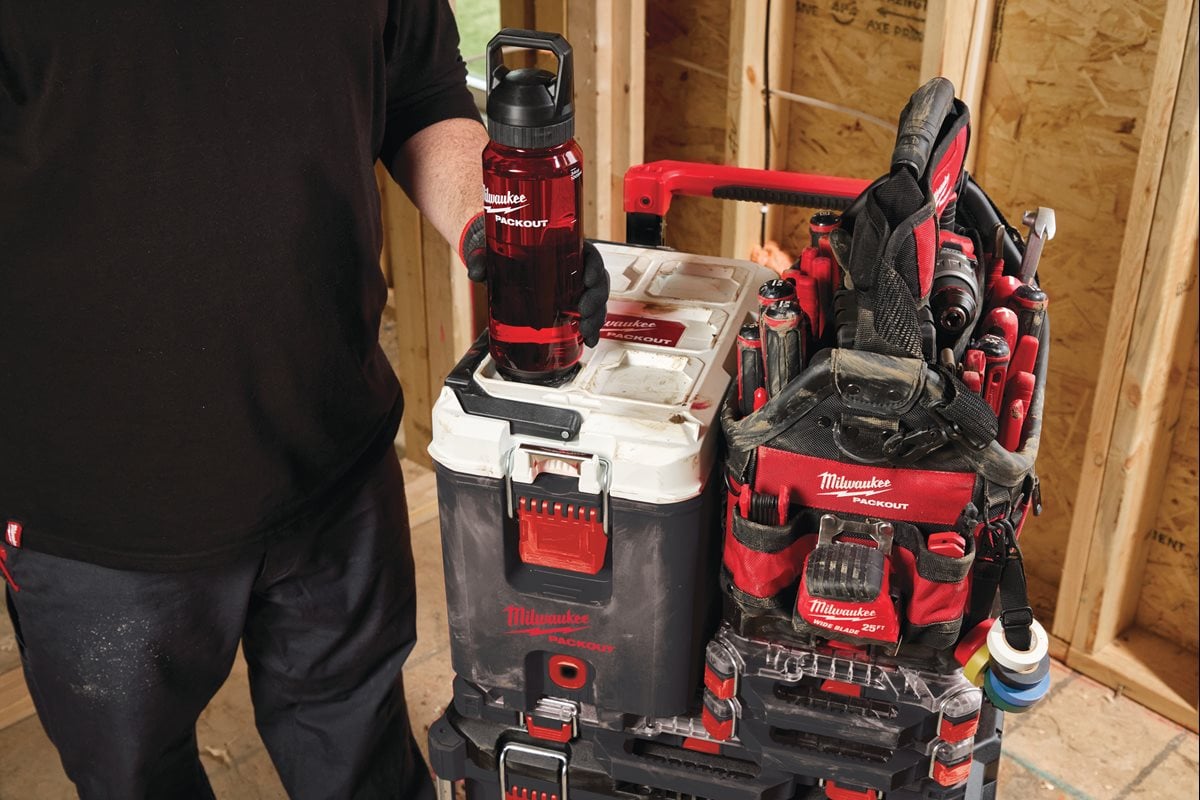 Milwaukee PACKOUT Steklenica 1005ml Chug lid rdeča