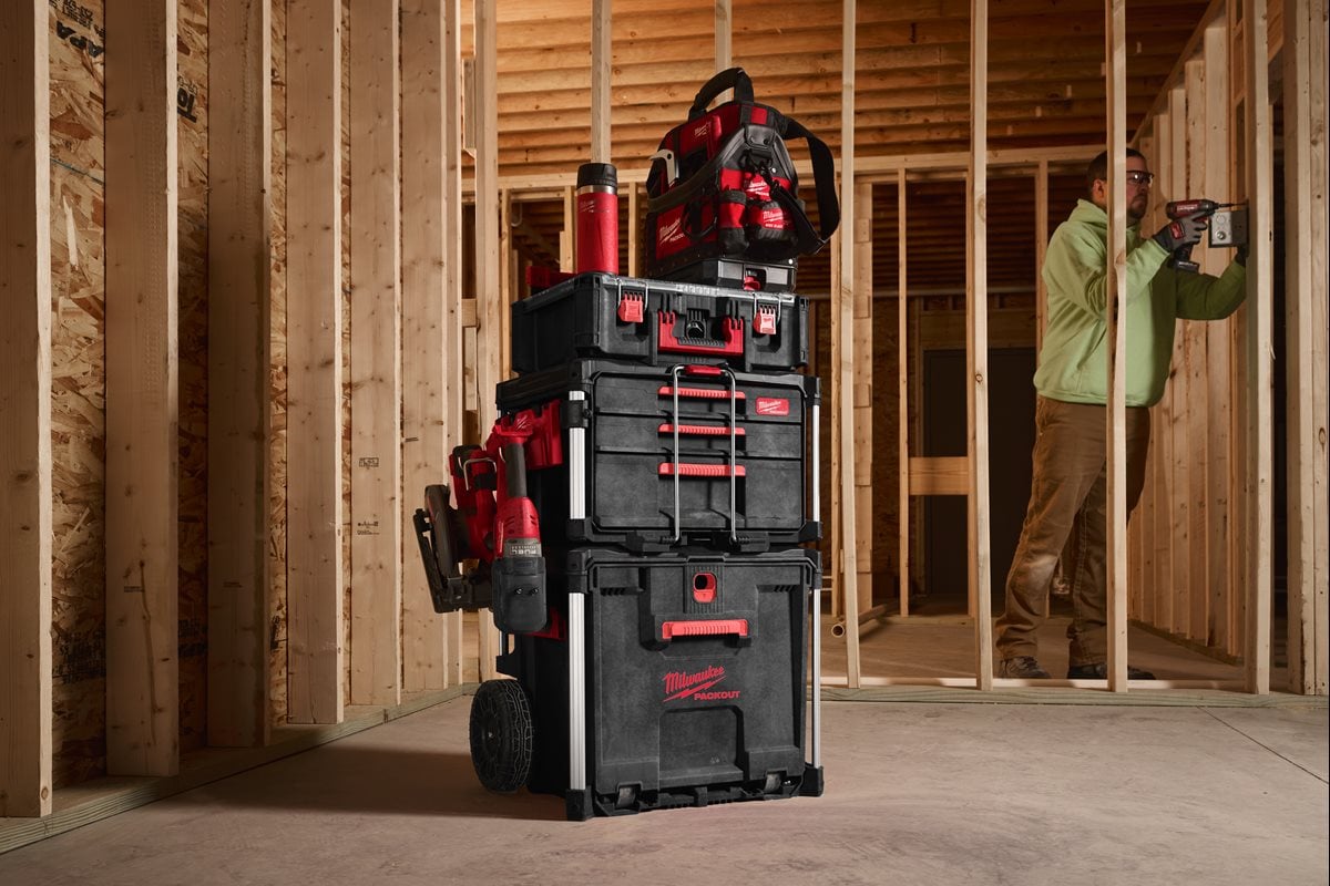 Milwaukee PACKOUT Predal na kolesih pri delu