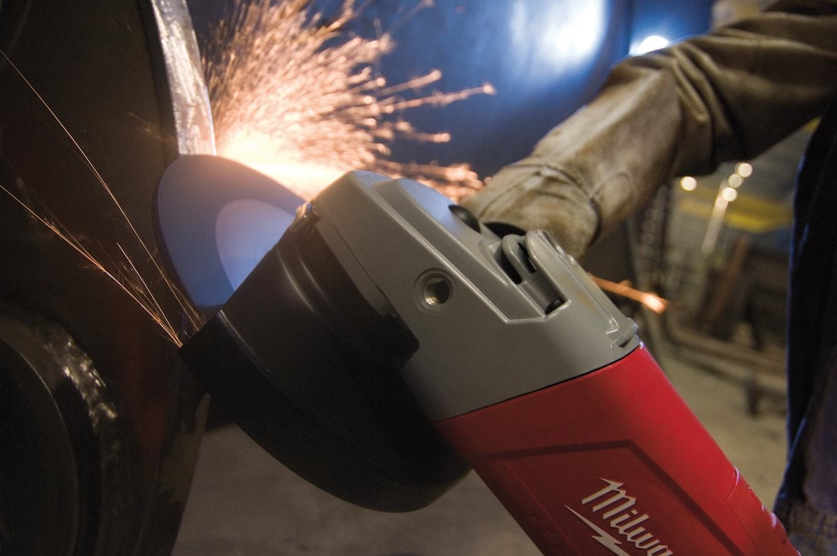 Milwaukee AGVM 26-230 GEX pri delu