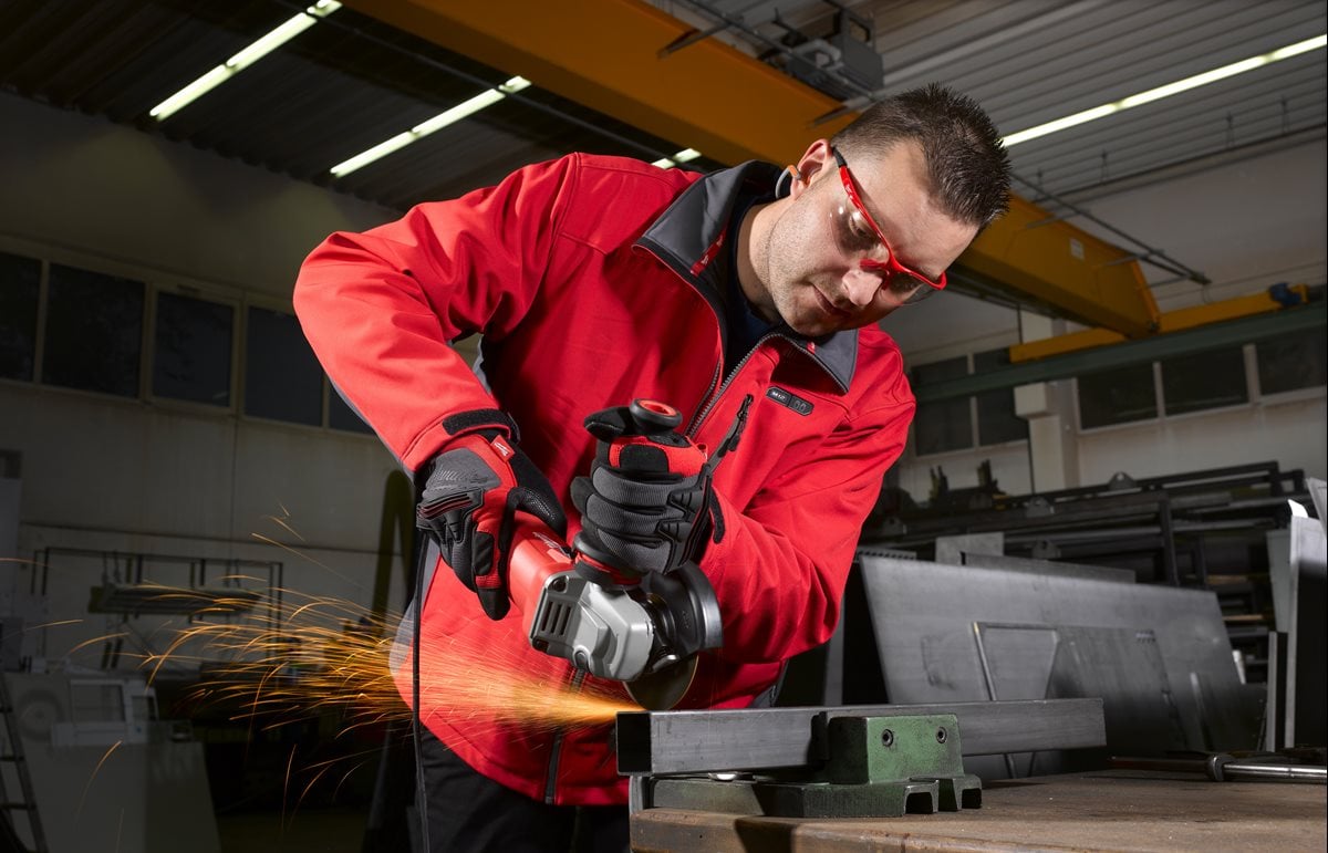 Milwaukee AGV 10-125 EK pri delu