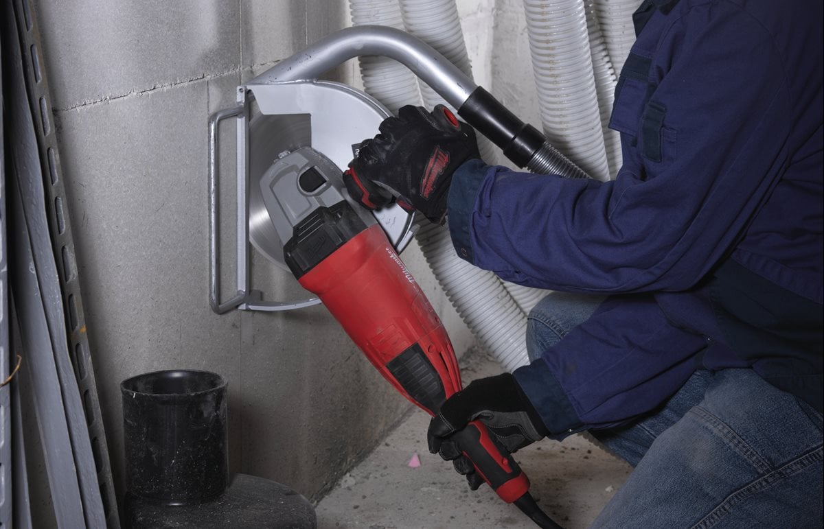 Milwaukee AGV 22-180 E pri delu
