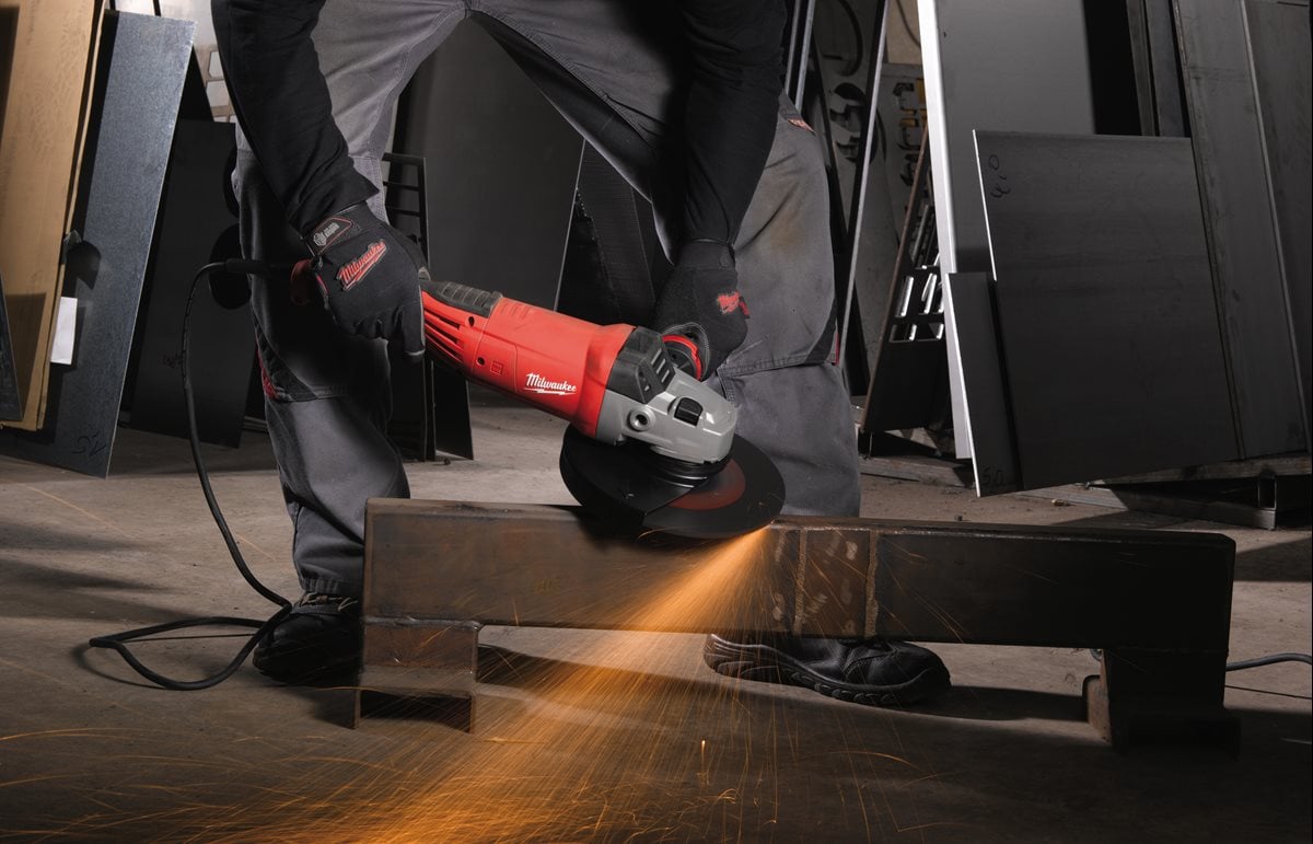 Milwaukee AGV 22