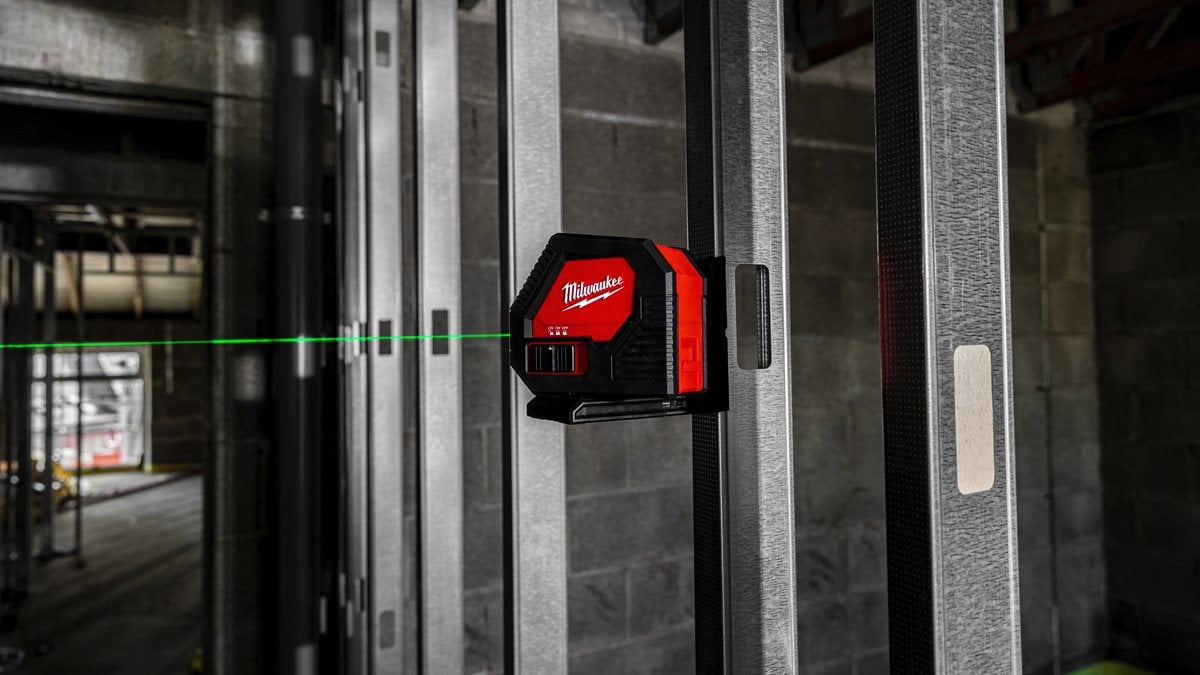 zeleni križni linijski laser na alkalne baterije Milwaukee