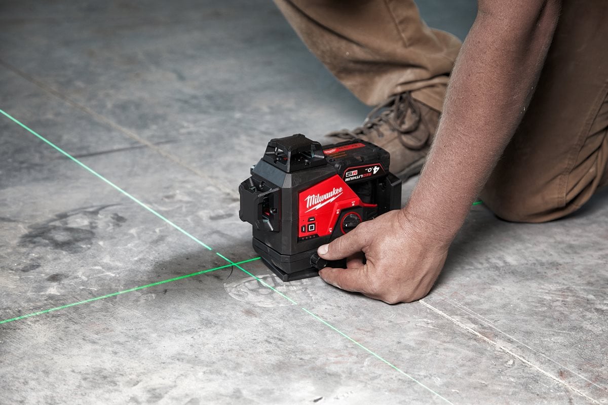 Milwaukee M12 3PL-401C pri delu