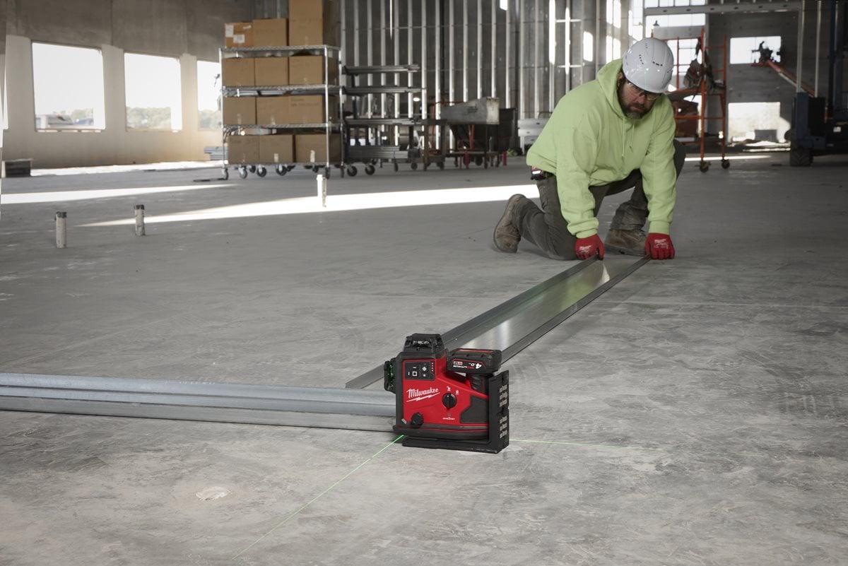 Milwaukee M12 A3PLO-401C pri delu