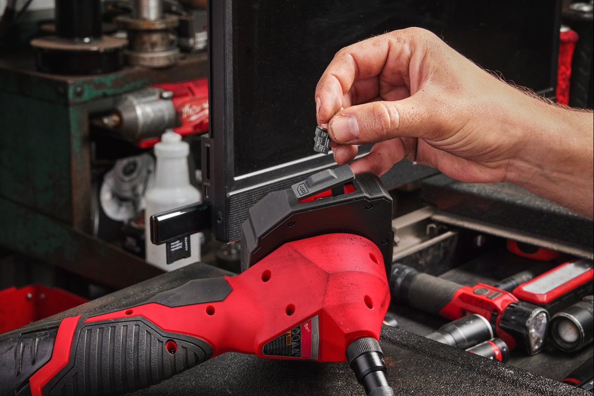 Milwaukee M12 ATB-0C pri delu