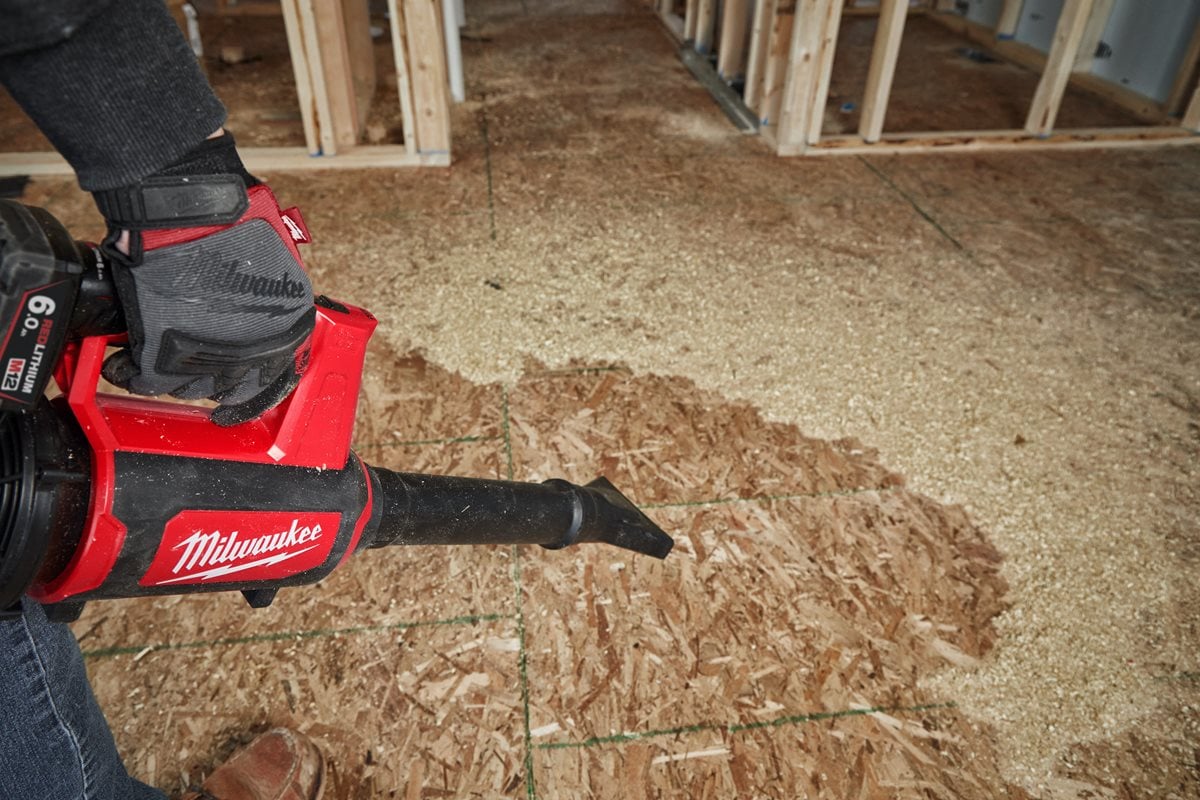 Milwaukee M12 BBL-0 pri delu