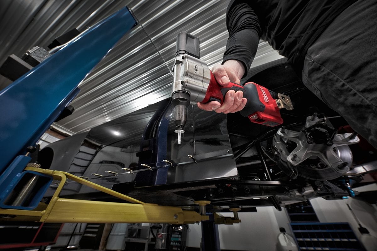 Milwaukee M12 BPRT-0 pri delu