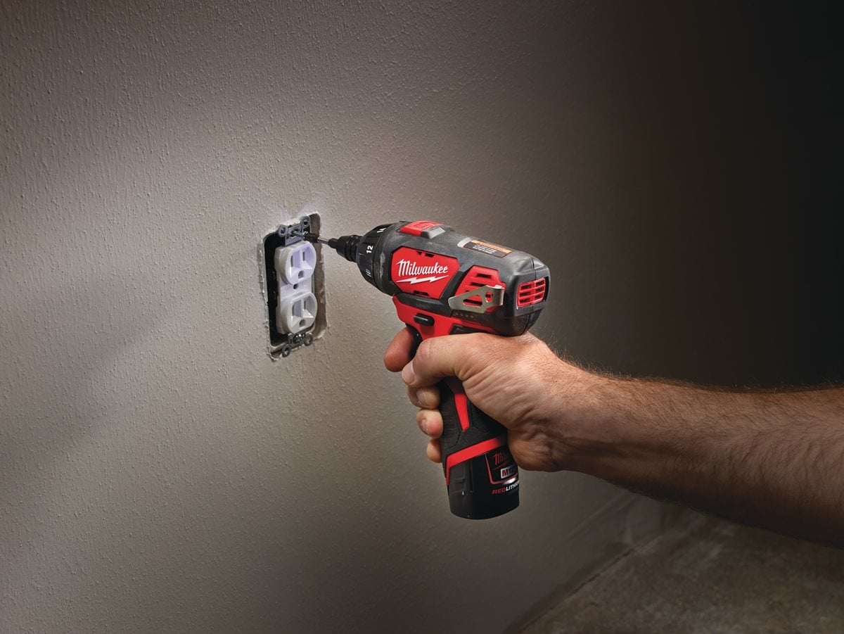 Milwaukee M12 BSD-0 pri delu
