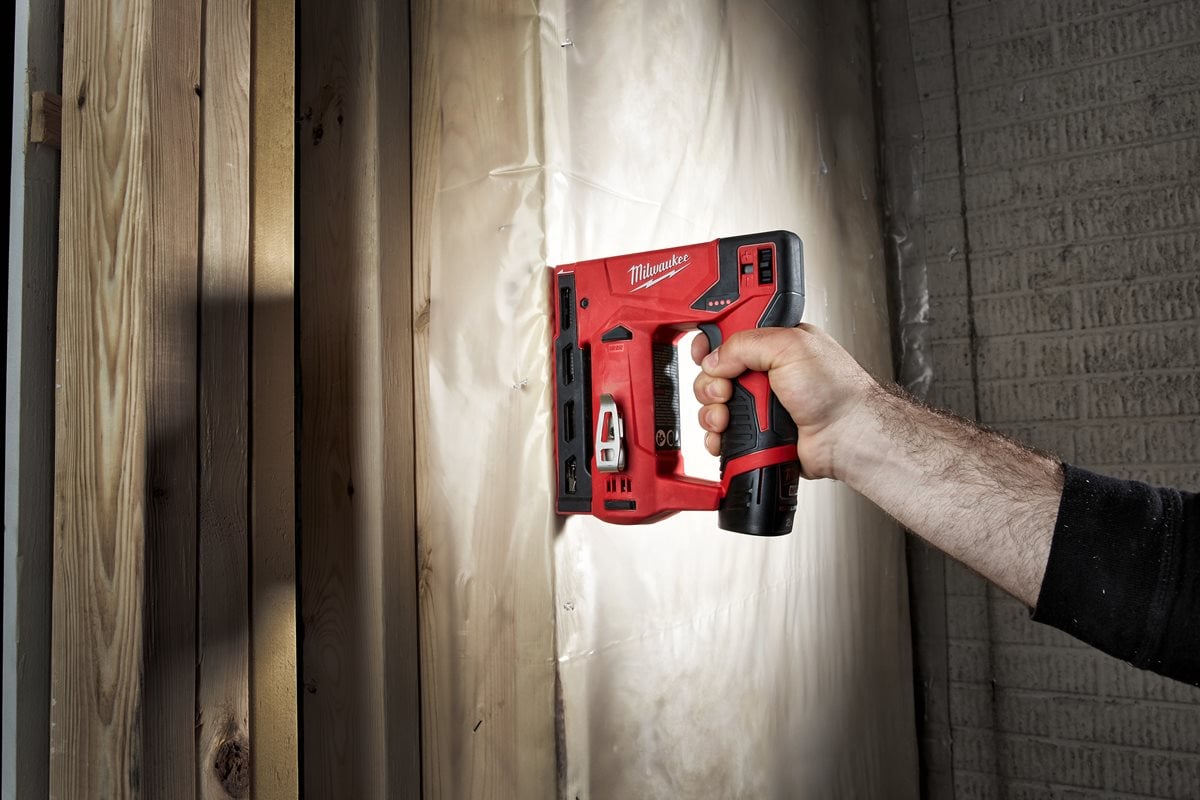 Milwaukee M12 BST-0 pri delu