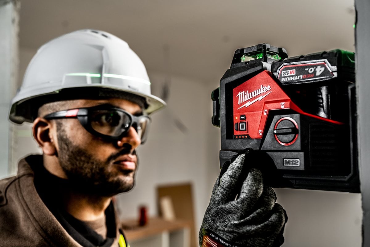 Milwaukee M12 CLL4P-301C pri delu