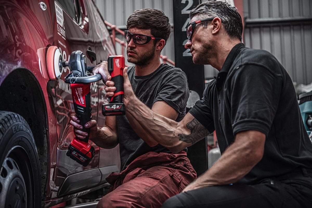 Milwaukee M12 CML-401 pri delu