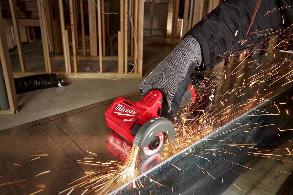 Milwaukee M12 FCOT-0 pri delu