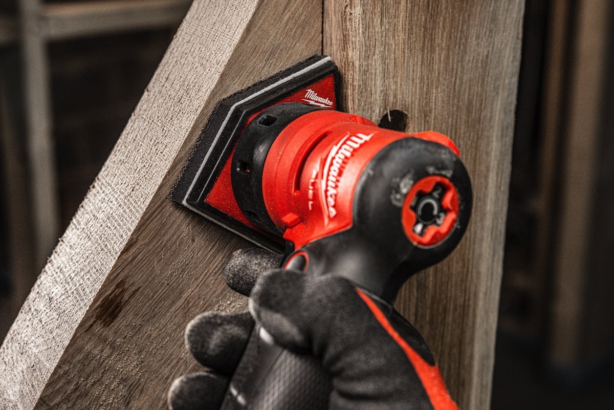 Milwaukee M12 FDSS 422X FUEL Vibracijski brusilnik pri delu