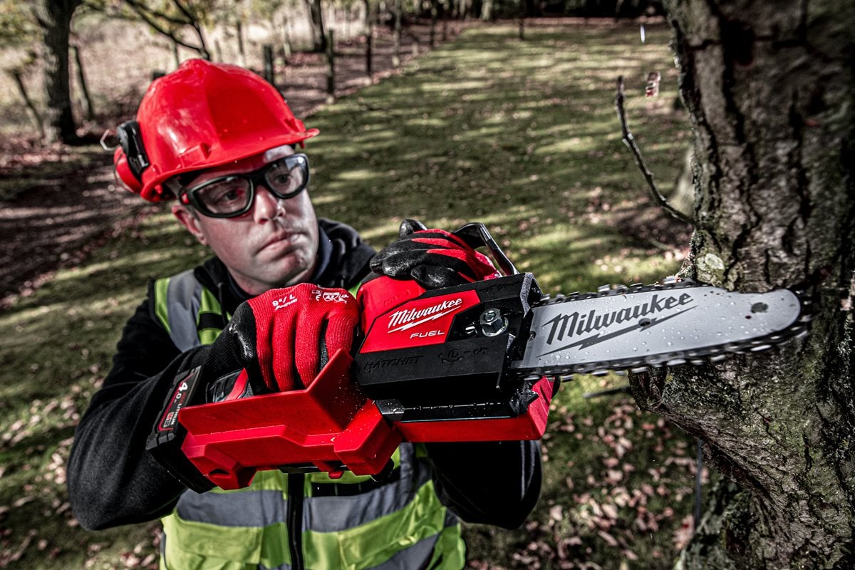 Milwaukee M12 FHS-0 pri delu