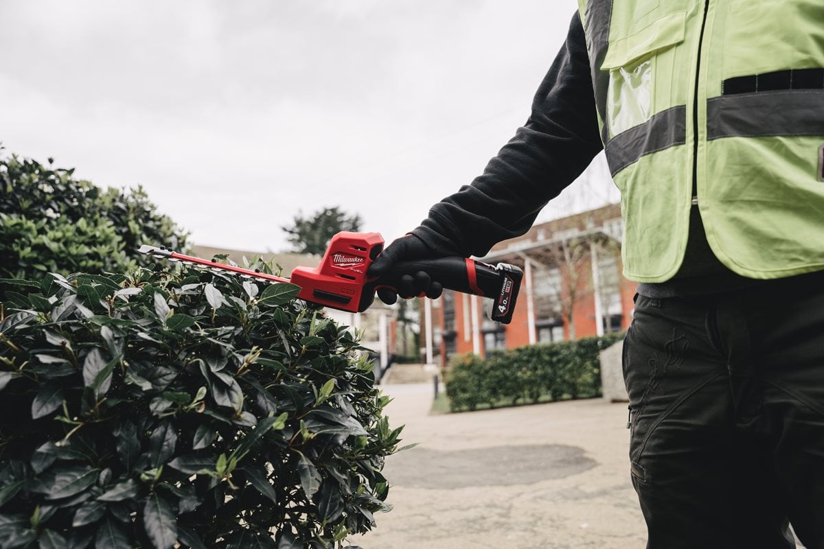 Milwaukee M12 FHT20-0 pri delu
