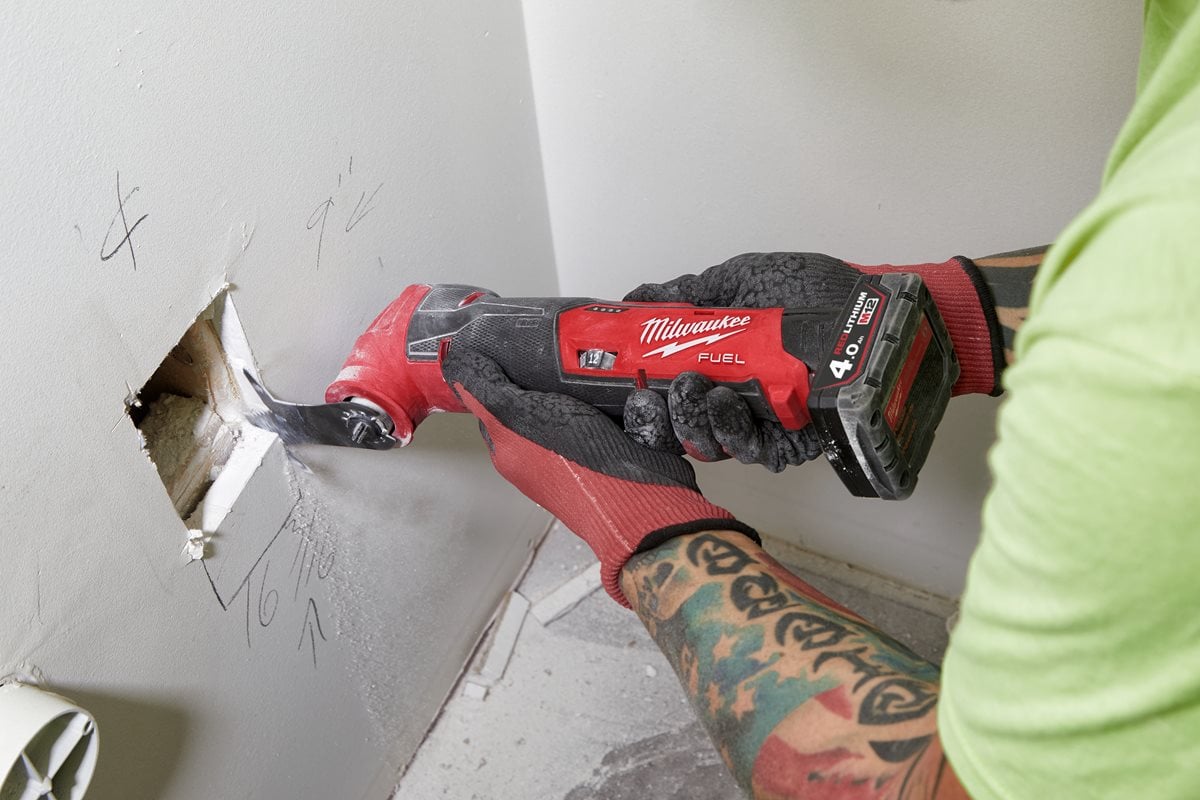 Milwaukee M12 FMT-0 pri delu
