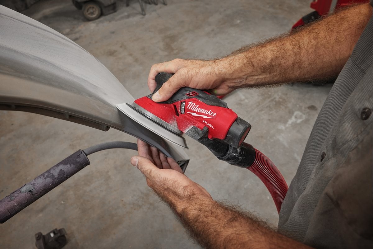 Milwaukee M12 FROS5-0 pri delu