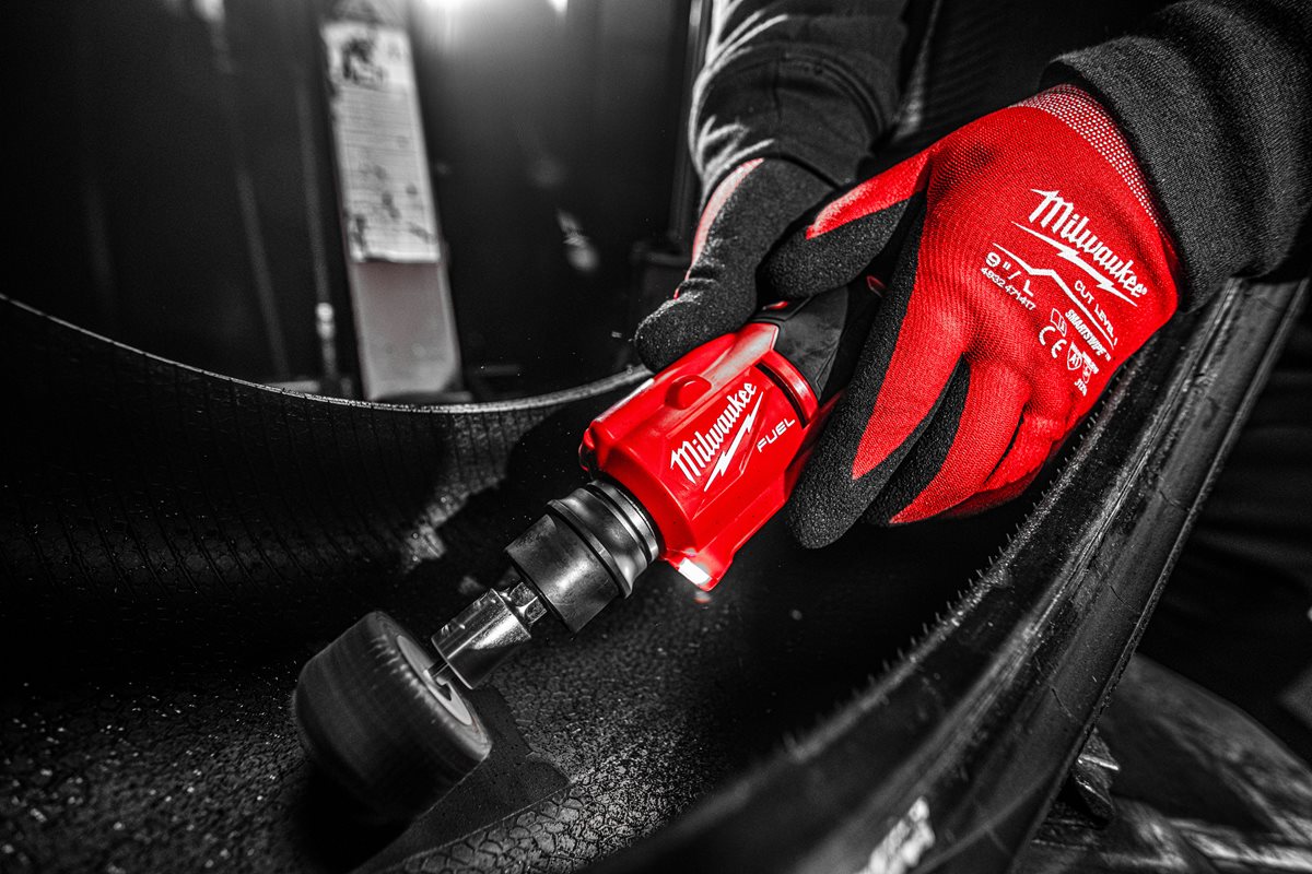 Milwaukee M12 FTB-0 pri delu