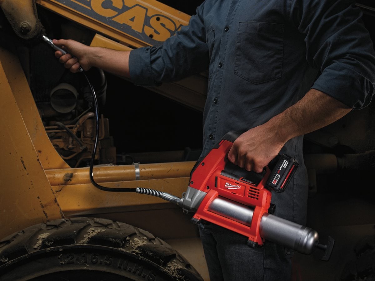 Milwaukee M12 GG-0 pri delu