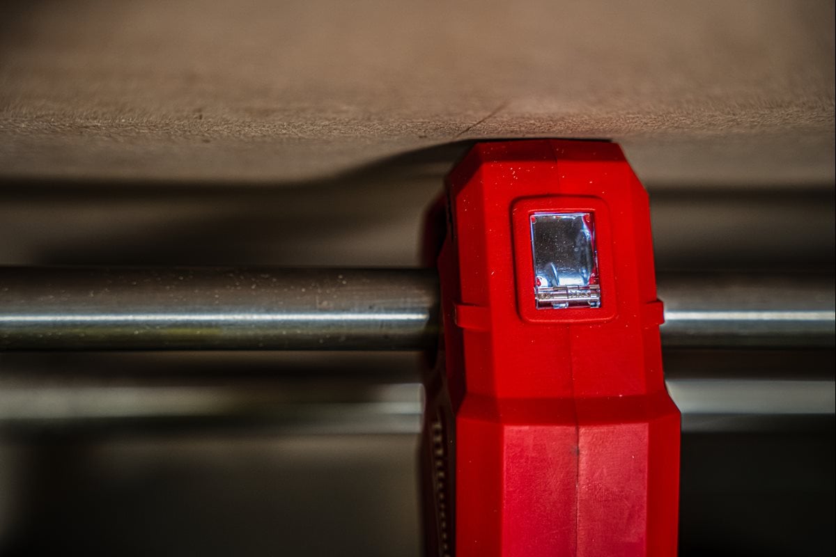 Milwaukee M12 PCSS-0 pri delu