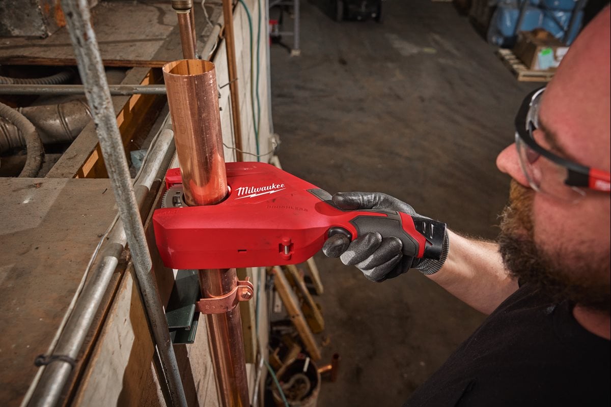 Milwaukee M12PCSS54-0 54mm rezalnik cevi pri delu