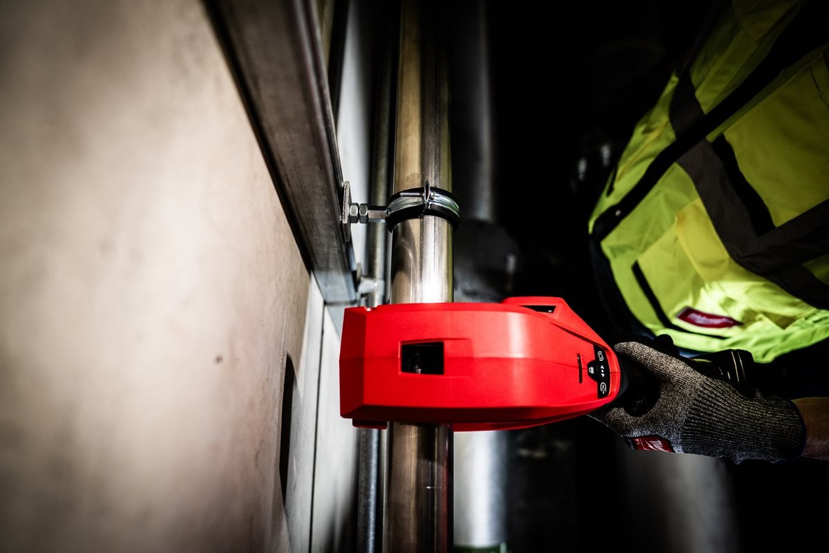 Milwaukee M12PCSS54-402C 54mm rezalnik cevi pri delu